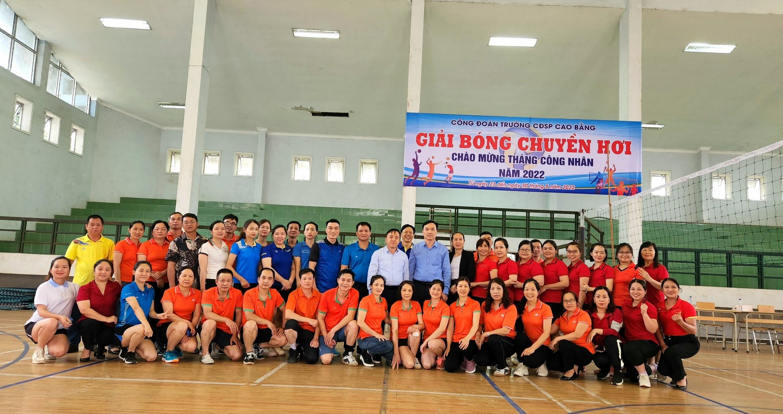 Công đoàn trường CĐSP Cao Bằng: Khai mạc Giải bóng chuyền hơi  chào mừng Tháng Công nhân năm 2022